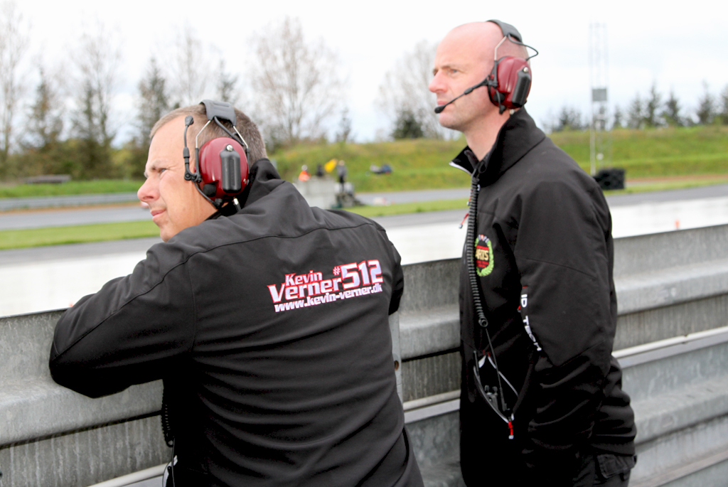 Jan og Lasse holder øje med uheld og gule flag, så de kan advare Kevin i god tid.
(Foto: Motorsporten.dk)